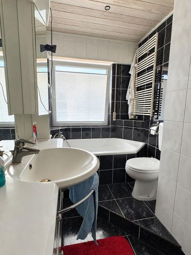 Appartement soigné de 3 pièces sur le Kuhberg à Ulm – 2 balcons, environnement calme & excellente desserte – Bad01