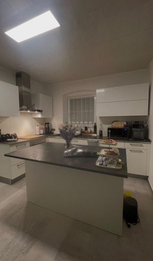 Charmante maison familiale, prête à emménager, avec grande terrasse dans un emplacement pratique – Einladende Küche mit großzügig