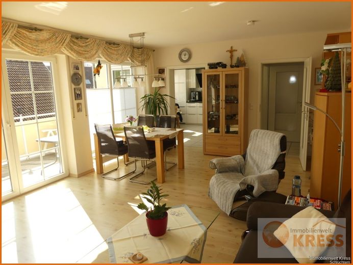Moderne, zentrale, komfortable 3-Zimmer ETW 1.OG, Balkon, neuwertiger EBK und 3 PKW-Stellplätzen – Bild 1