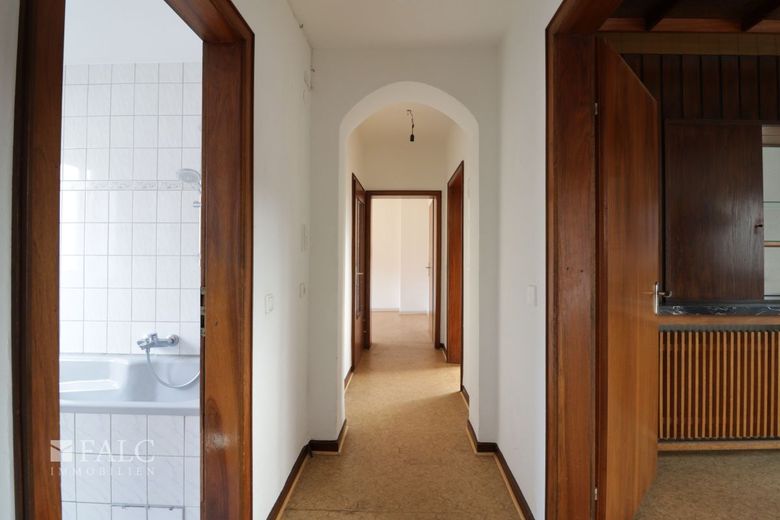 Charmante 3-Zimmer-Wohnung mit einzigartigem Fensterband – Wohnungsflur