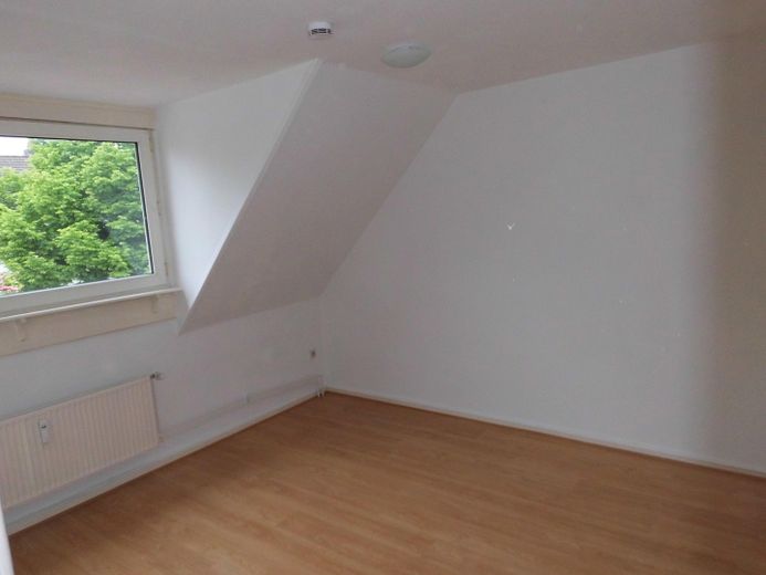 Kleines MFH mit drei Wohnungen und Garten - Bremen-Osterfeuerberg – Wohnzimmer 2.OG