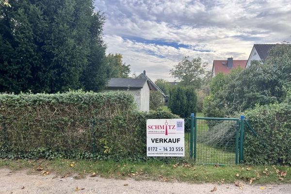 Berlin-Bohnsdorf'ta cazip yapı arsası – 881 m² satılık. Bölünebilir