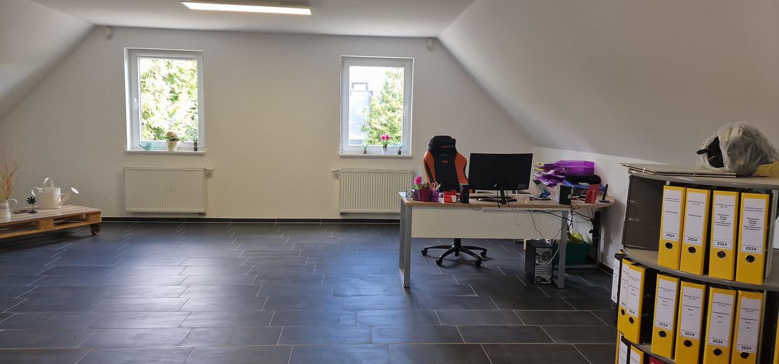 Lager / Büro im OG