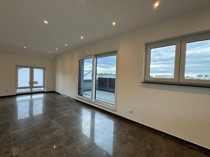 Moderne 9-Zimmer-Neubauwohnung mit ca. 235 m², zwei Küchen und zwei Balkonen in Rodenbach – फोटो 3