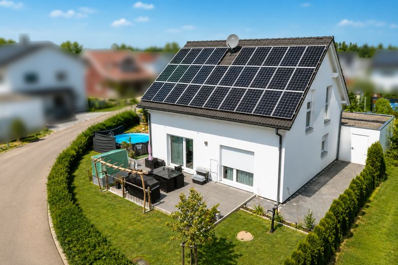 Provisionsfreies Einfamilienhaus mit Photovoltaik, Doppelgarage und gepflegtem Garten – Фотографія 1