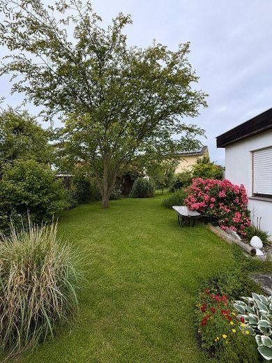 DHH+Bungalow zu Vermieten – Garten