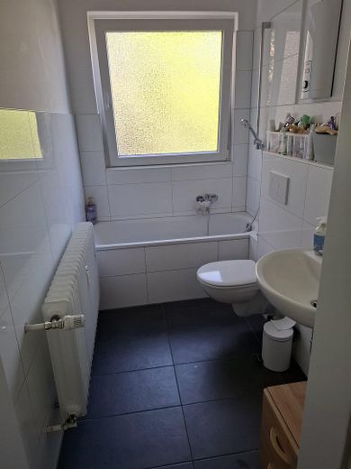 Sanierte 3,5-Zimmerwohnung in Essen-Bedingrade mit Einbauküche – Foto 1