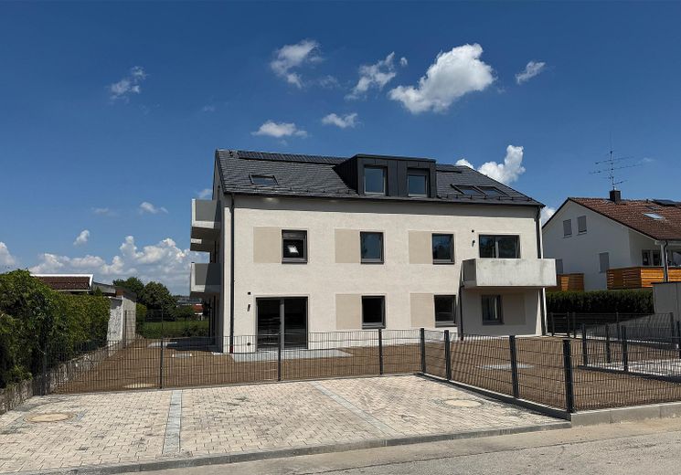 Prima locazione: moderno appartamento mansardato di 4 locali con balcone a ovest e aria condizionata a Anzing - WE07 – Ansicht Straße