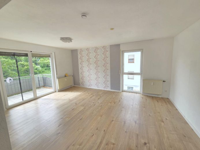 Helle und gepflegte 3-Zimmer-Wohnung mit Balkon in Neuenburg – Wohnzimmer