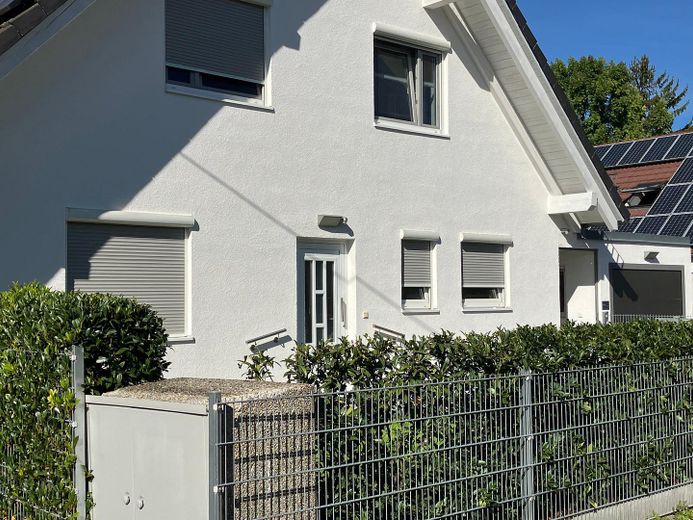 Appartamento tranquillo di 2 locali con terrazza e uso del giardino in una casa bifamiliare a München-Moosach – Ansicht Ost