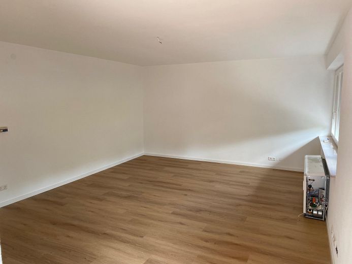 Frisch sanierte 3-Zimmer ETW mit separatem Eingang – Wohnzimmer