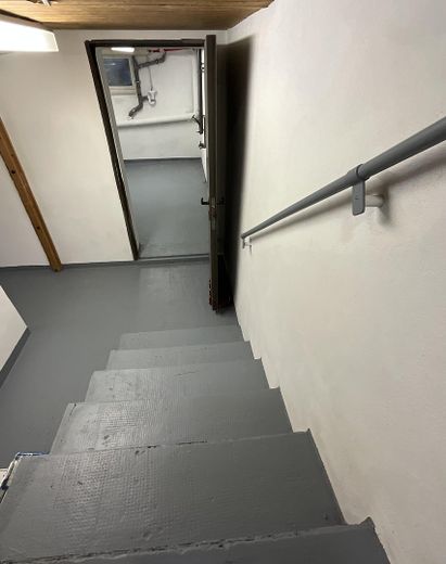 **SPRZEDAŻ PRYWATNA dom bliźniaczy / PIERWSZE ZASIEDLENIE po CAŁKOWITEJ RENOWACJI / nowa KUCHNIA NOBILIA / spokojna DZIELNICA MIESZKALNA** – Treppenhaus (UG)