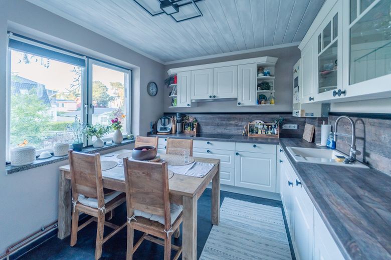 Oasi verde nell’idilliaca Zernsdorf su 1.130 m² con laghetto, sauna e serra – neuwertige Marken-Einbauküche