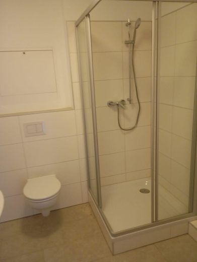 Komplett neu renovierte 2-Zimmer Wohnung im 1.OG mit Balkon – Neues Bad, Dusche