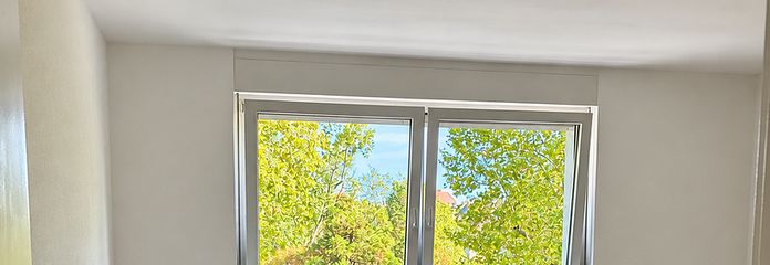 Première occupation après rénovation complète : 2 pièces avec balcon, cuisine équipée et domotique – Zimmer 1 Eingangsansicht
