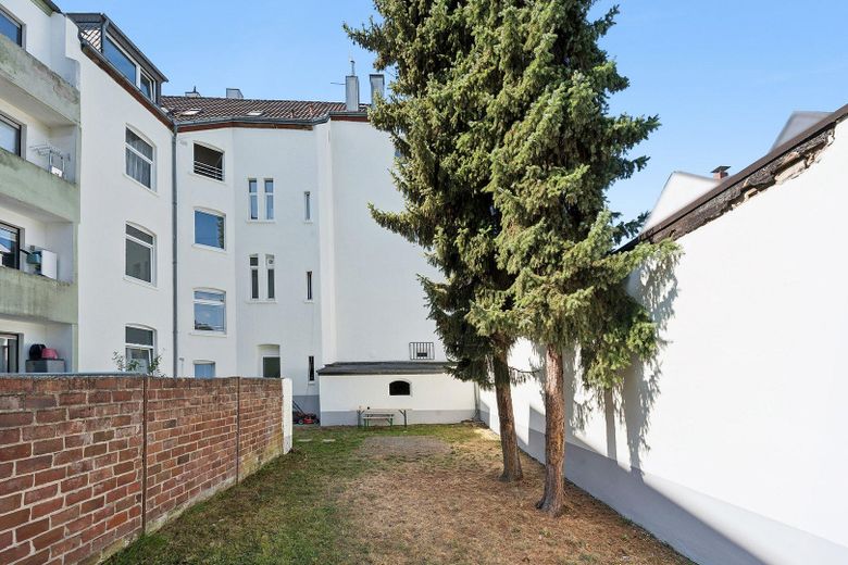 PROVISIONSFREIE renditestarke Kapitalanlage mit Aufteilungspotenzial und modernisierten Wohnungen – Innenhof