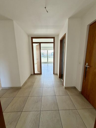 Wohnen mit Blick auf Burg Frankenstein -Erstbezug nach Renovierung- 2-Zimmer mit EBK & TG-Stellplatz – Flur (aus der Küche)