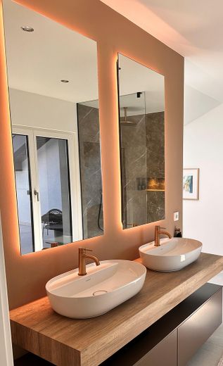 Exklusive Designvilla mit Panoramablick+Einliegerwohnung – Luxus, der Maßstäbe setzt – OG Bad