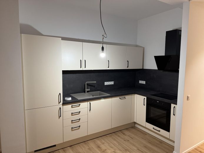 Moderne 2-Zimmer-Neubauwohnung 2026 mit Balkon & Blick ins Grüne in zentraler Lage – Neue Einbauküche