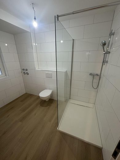 Kernsanierte 3-Zimmer-ETW, 2 Stellplätze, 900 € Kaltmiete, Provisionsfrei – Bad
