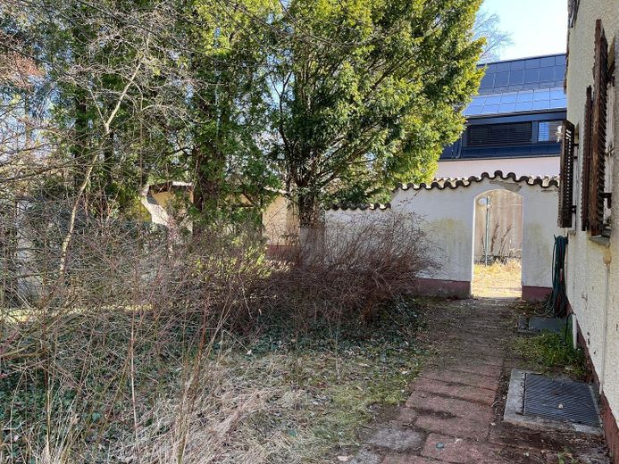 Splendido terreno di rara bellezza nella posizione migliore di Stockdorf – Blick hinter dem Haus