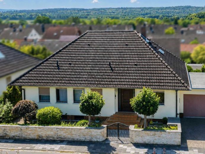 Bungalow am Weinberg – Wohnen auf einer Ebene mit separater Einliegerwohnung & Garten – Foto 1