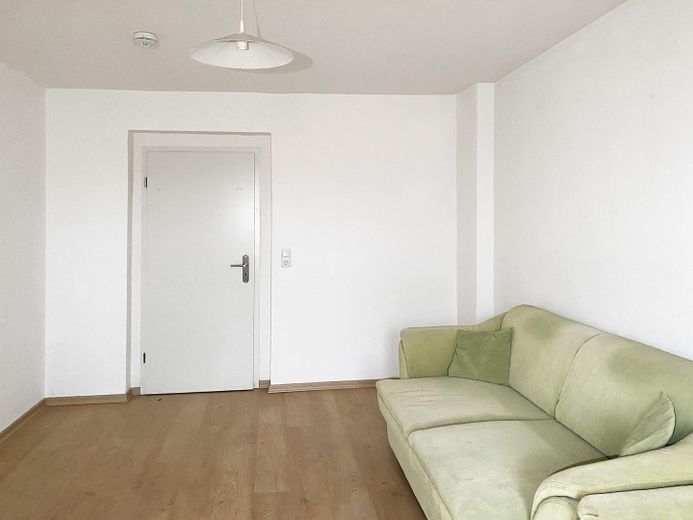 Bestandsvermietete 2-Zimmer-Altbauwohnung im denkmalgeschützten Gründerzeithaus – Vielseitiger Wohnraum