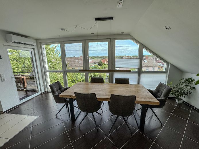 Magnifique appartement de 4 pièces en dernier étage avec vue panoramique, climatisation et carport – Essbereich,Blick n. Kalchreuth