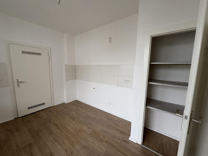 Frisch renovierte 3-Zimmer-Wohnung mit Balkon, frei ab sofort – Einbau in Küche