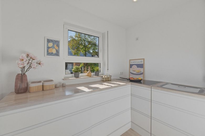 Amore per il giardino! Appartamento ristrutturato di 2 locali libero da subito, con splendido giardino privato e terrazza soleggiata – Küche