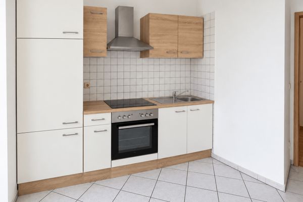 Appartamento di 3 locali con BALCONE, cucina componibile, laminato, vasca da bagno, disponibile da subito