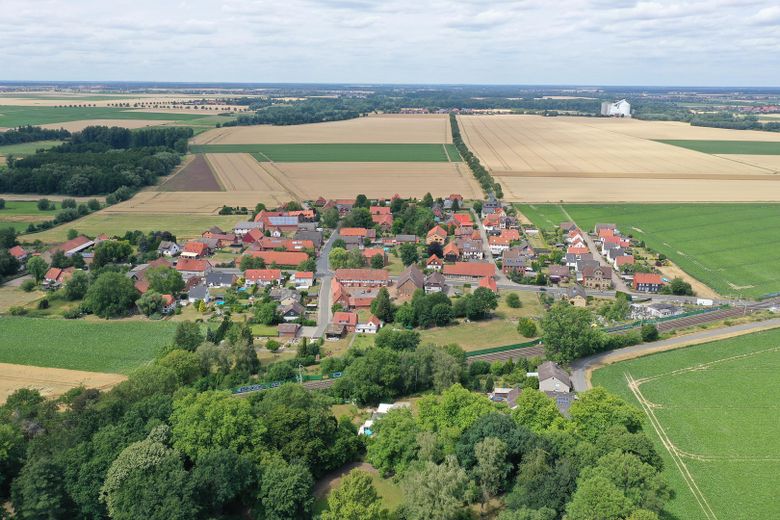 Hofstelle mit 7 Mietwohnungen, Lagerhalle, Garagen, Abstellräumen – Dorf Alvesse, mittig Hofstelle