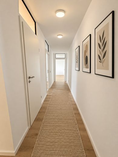 Investimento immobiliare ristrutturato di 2 locali senza provvigione con posto auto interrato | 6 % di rendimento lordo da locazione – Flur (KI-Visual.)