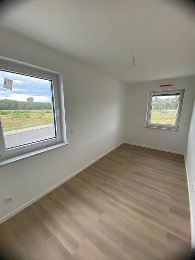 Casa adosada de nueva construcción (5 hab.) con jardín y plaza de aparcamiento – solo queda 1 disponible | cerca de Berlín/Potsdam – Kind II
