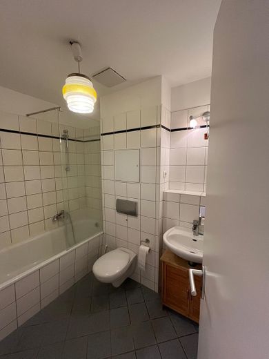 Piso de 3 habitaciones disponible para ocupar, balcón y uso del jardín – directamente junto al parque de Sanssouci - Clase energética C – Badezimmer 