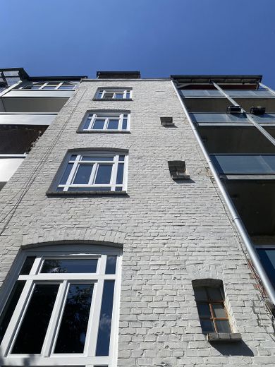 Sofortbezug! Helle 5-Zimmer-Altbauwohnung m. Balkon über den Dächern von Kiel zu kaufen. – Fassade Hofseite