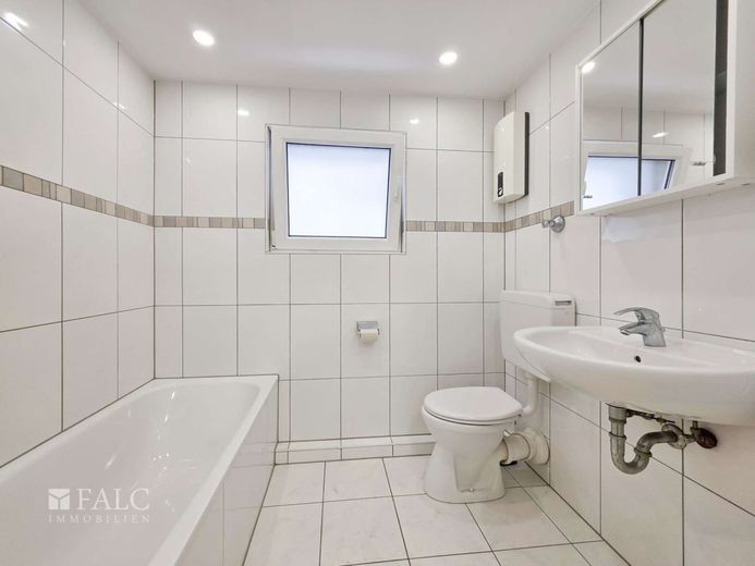 Charmante Stadtwohnung mit Balkon im Herzen von Duisburg-Ruhrort – Badezimmer