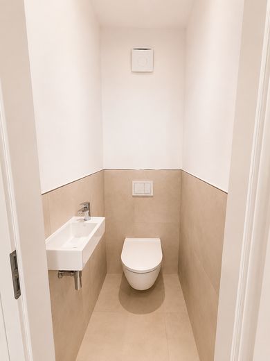 Kernsanierte 4-Zimmer-Wohnung mit moderner Einbauküche in zentraler Lage – Gäste-WC 