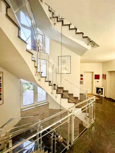 Exklusives City-Apartment mit großzügiger Wohnloggia in Top-Lage – Treppenhaus