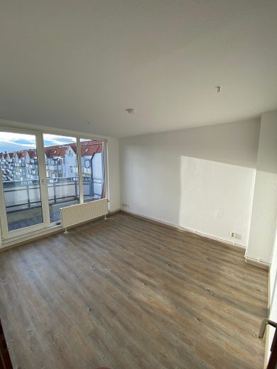 Wohnzimmer mit grossem Balkon