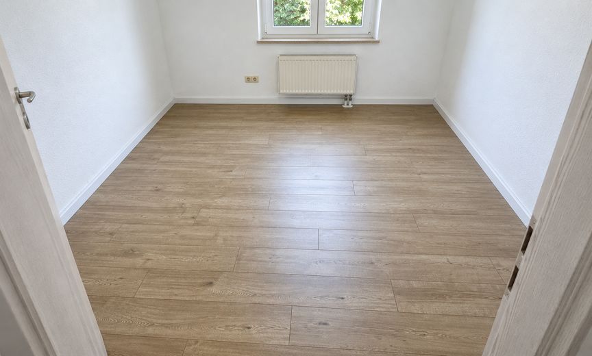 geräumige 3 Zimmer Wohnung mit Balkon und TG – Arbeitszimmer neuer Fussboden