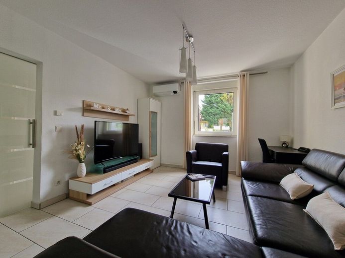 Charmantes Reihenmittelhaus mit Wintergarten, Terrasse &amp; moderner Technik in Mannheim-Herzogenried – Wohnzimmer_EG