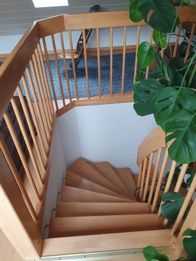 Attraktive lichtdurchflutete Maisonette-Wohnung – Holztreppe