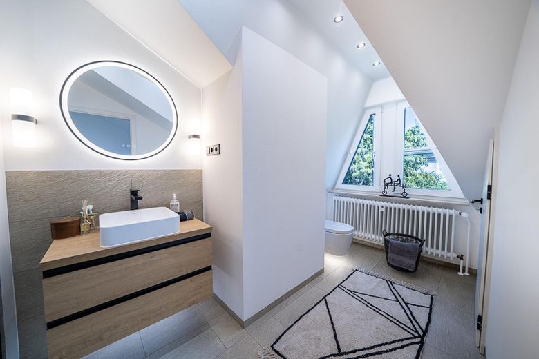 Ein Zuhause mit Charakter – stilvoll saniertes Architektenhaus am Feldrand – Elternbad