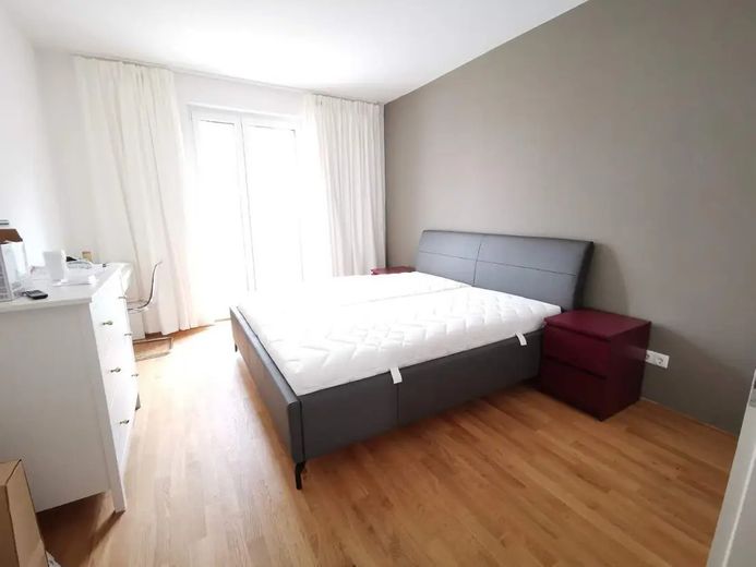 recent gerenoveerd volledig gemeubileerd 3-kamerappartement met balkon en inbouwkeuken in Neu Isenburg Ost – Schlafzimmer