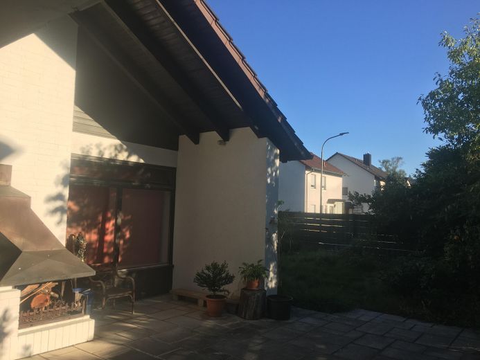 Traumhaftes Zweifamilienhaus mit Garten, Waldblick, Pool, Sauna & Mieteinnahmen – Terasse mit Außenkamin 