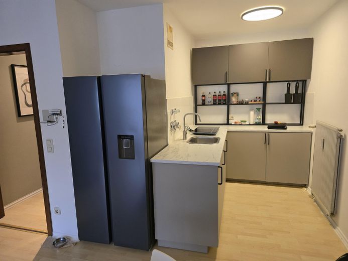 Appartamento di design completamente arredato di 1 stanza con balcone a Fürth – Küche mit großem Kühlschrank