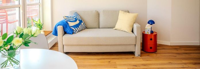 DESIGNWONEN IN HAMBURG-OTTENSEN Nieuw boardinghouse – hoogwaardige appartementen voor tijdelijk verblijf – Couch