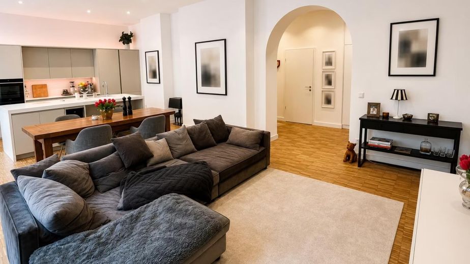 Urbaner Rückzugsort in Haidhausen, Hochwertiges Design-Loft mit separatem Cityoffice – Großzügiges Wohnzimmer 60 qm2
