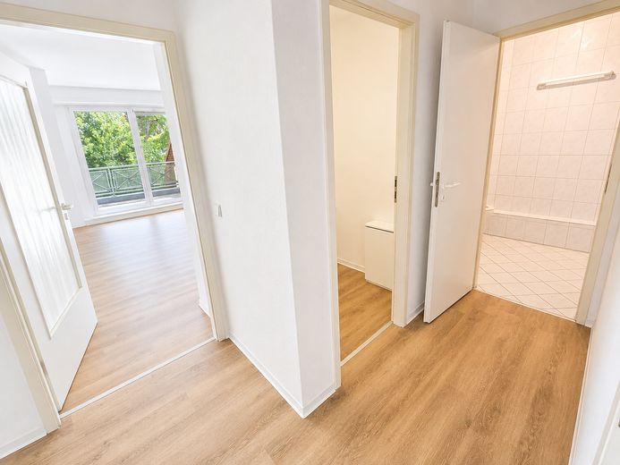 Schöne, renovierte 1-Zimmer Wohnung in zentraler, ruhiger Lage – Eingangsbereich